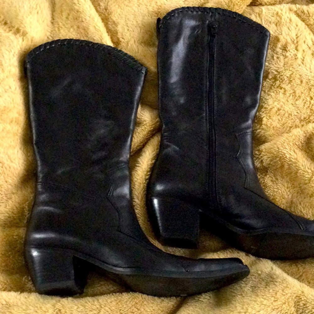 Black boots, cowboy style
